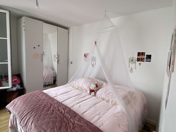 1 sovrum och sängkläder