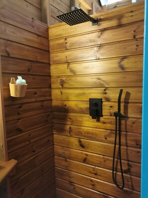 Douche, serviettes fournies, papier toilette