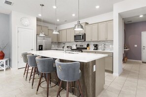 Fridge, microwave, oven, stovetop - 5 Bedrooms/ 4.5 Bathrooms/ Solterra (7136 OL) (Davenport)