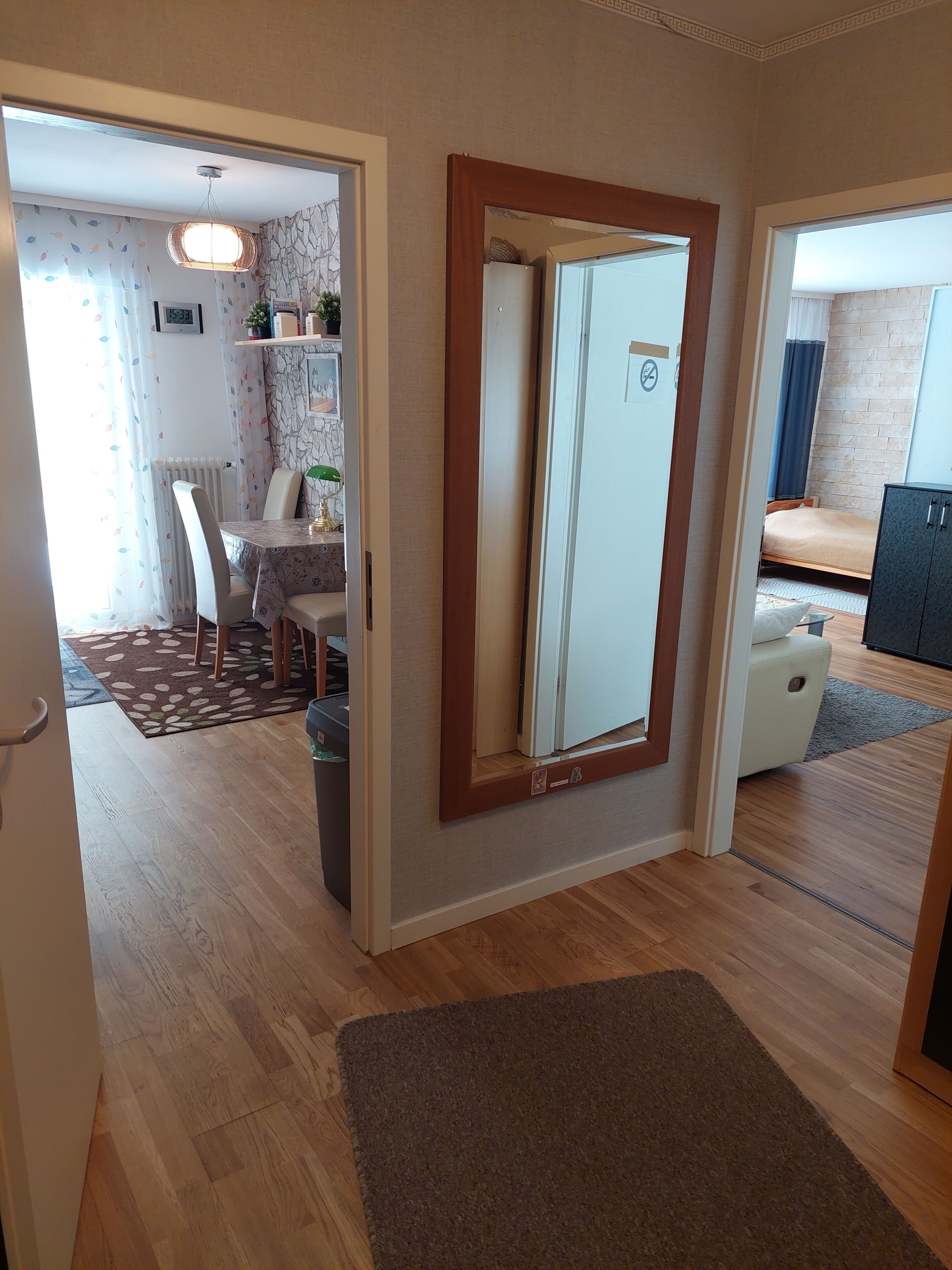 Un apartamento moderno con comedor, cocina y un dormitorio.