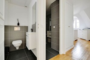 Haartrockner, Handtücher, Seife, Toilettenpapier