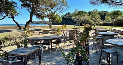 Villa Laroque avec piscine chauffée, vue montagne, village charmant, plage 10km