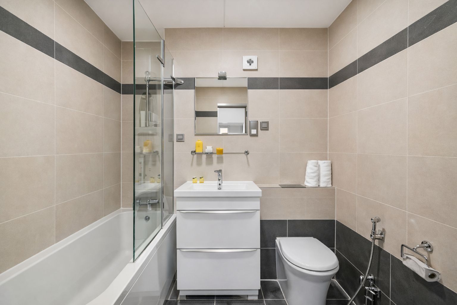 デラックス アパートメント | バスルーム | バスアメニティ (無料)、ヘアドライヤー、タオル、トイレットペーパー