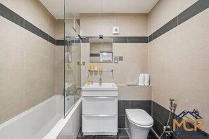 디럭스 아파트 | 욕실 | 무료 세면용품, 헤어드라이어, 타월, 화장지