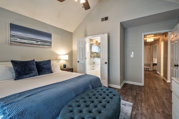 3 habitaciones, escritorio y tabla de planchar con plancha 