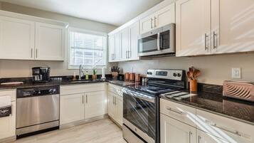 冰箱、微波炉、烤箱、炉灶