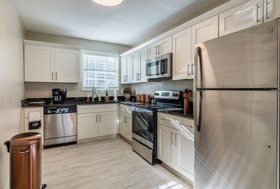 *Parkside KING SUITE in Midtown with FREE parking*