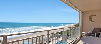 Coastal Charm: 2 Bedroom 2 Bath Beachfront Condo, Indian Harbour Beach 