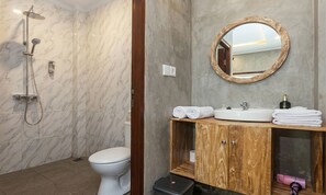 Chambre supérieure, vue sur le jardin | Salle de bain | Douche, serviettes fournies