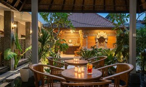 تناول الطعام بالخارج