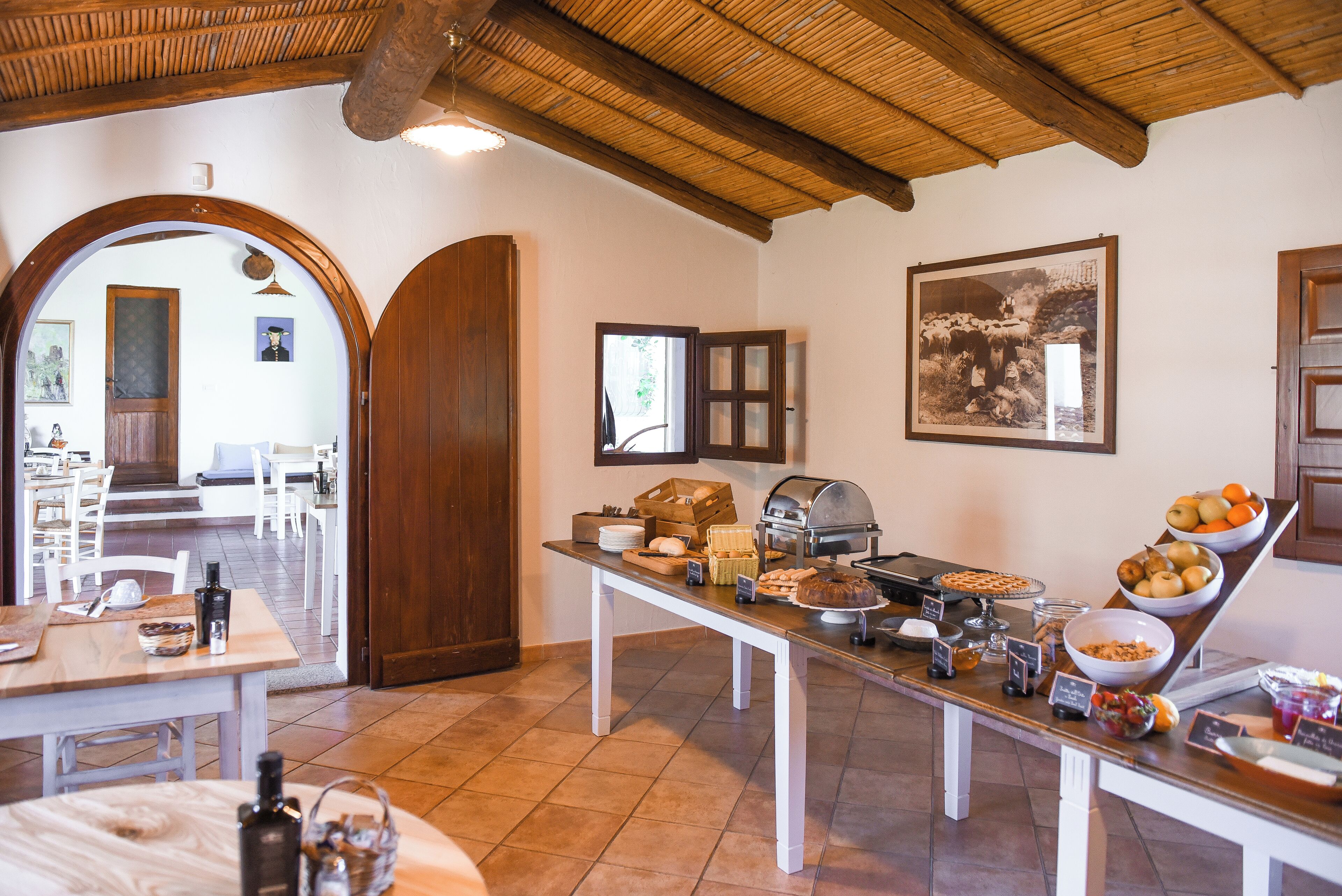 Un bufé de desayuno con diversas opciones de comida y una estación de parrilla.