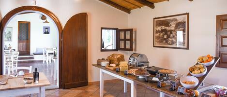 Un bufé de desayuno con diversas opciones de comida y una estación de parrilla.