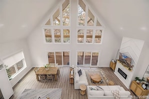 Smart TV, fireplace, ping pong, books