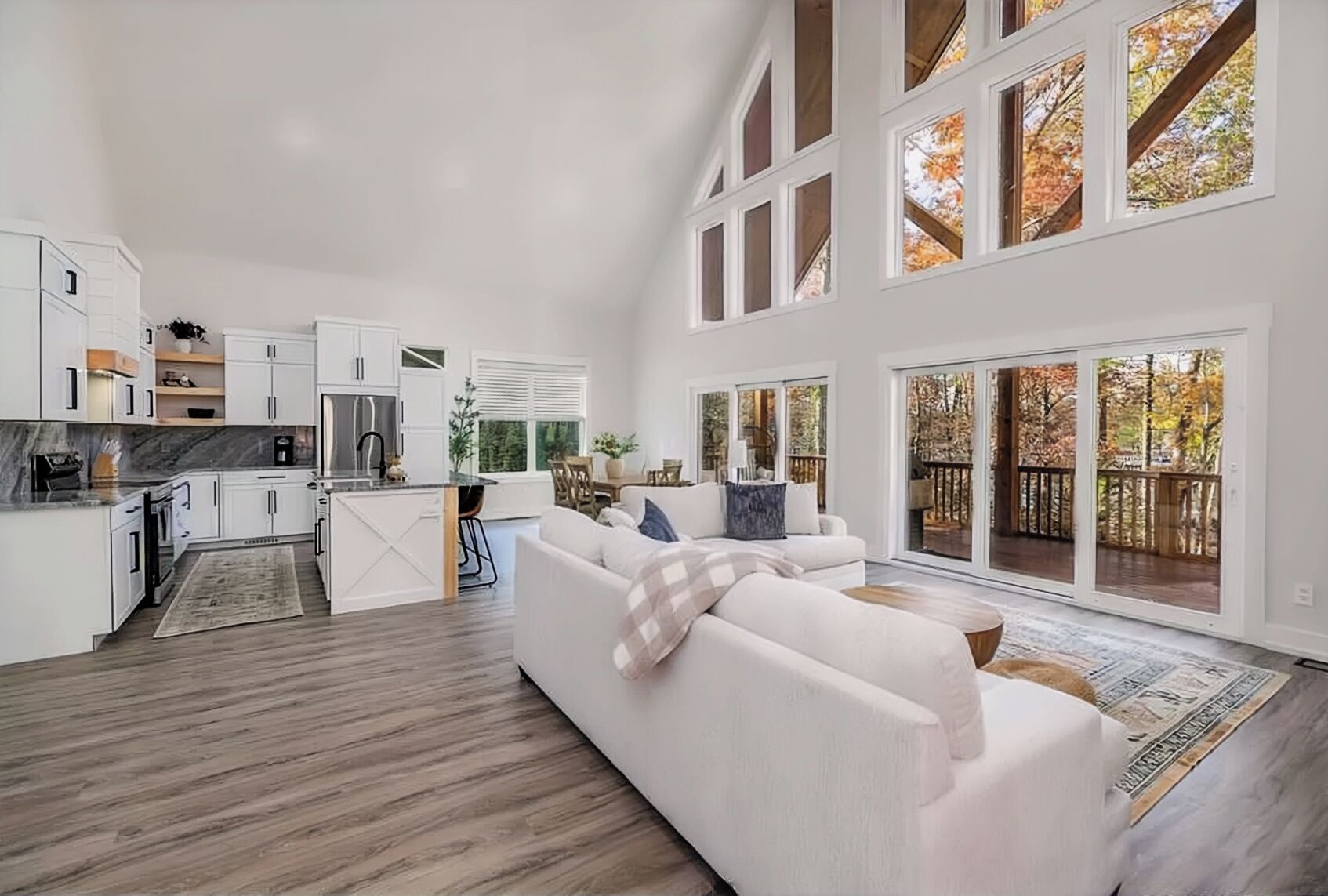 Smart-TV, Kamin, Tischtennisplatte, Bücher