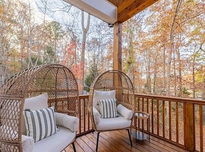 Beautiful Spacious New Lakefront Home