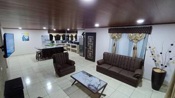 Una televisión de pantalla plana