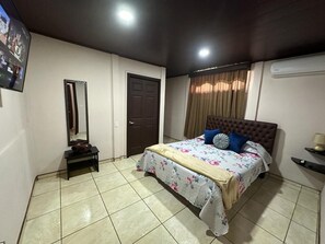 2 bedrooms, desk, WiFi, bed sheets