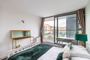 2 chambres, bureau, fer et planche à repasser, accès à Internet