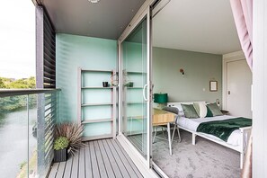 2 slaapkamers, een bureau, een strijkplank/strijkijzer, internet