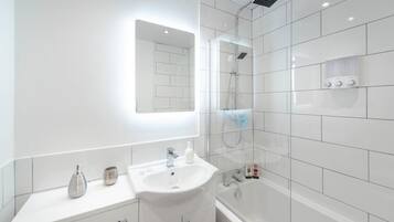 House | 2 bedrooms, desk