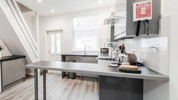 House | 2 bedrooms, desk