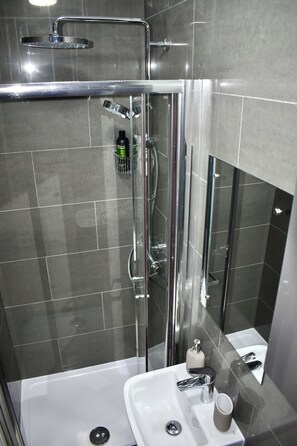ヘアドライヤー、タオル、石鹸、トイレ ットペーパー