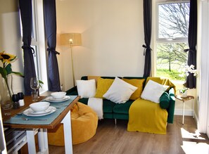 Smart TV - Modern Cosy Corner Flat (London)