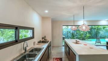 Een koelkast, een magnetron, een oven, een kookplaat