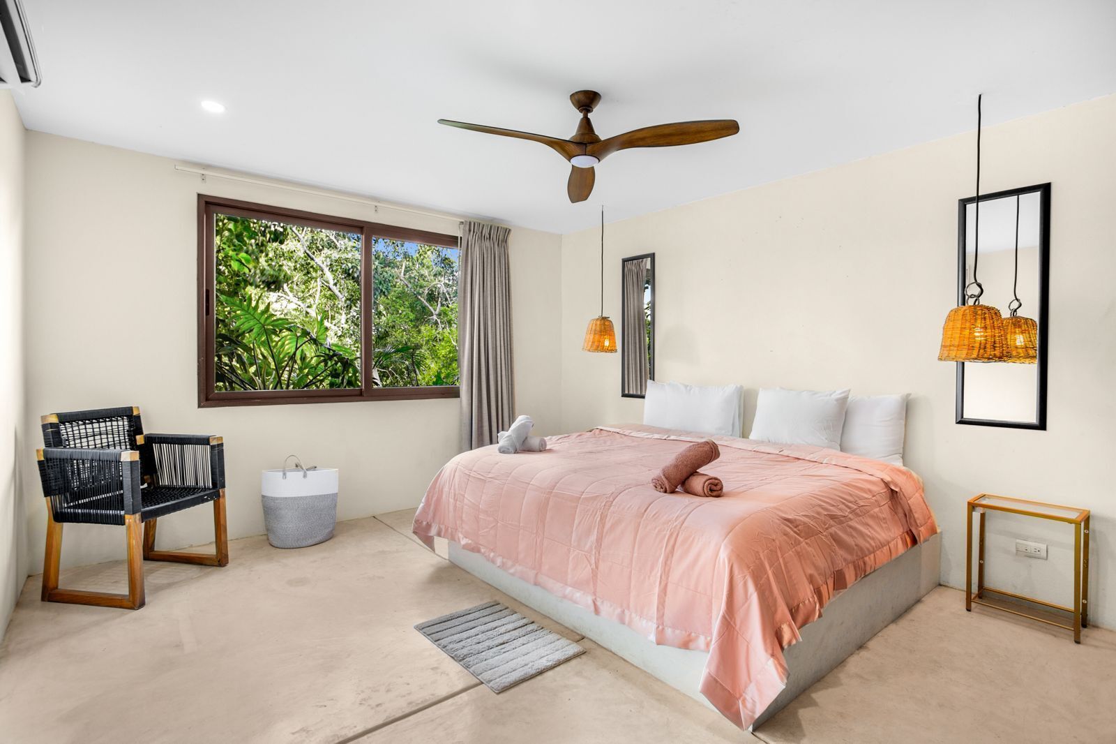 6 bedrooms, iron/ironing board, WiFi, bed sheets