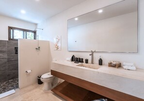 Dusche, Haartrockner, Handtücher, Seife