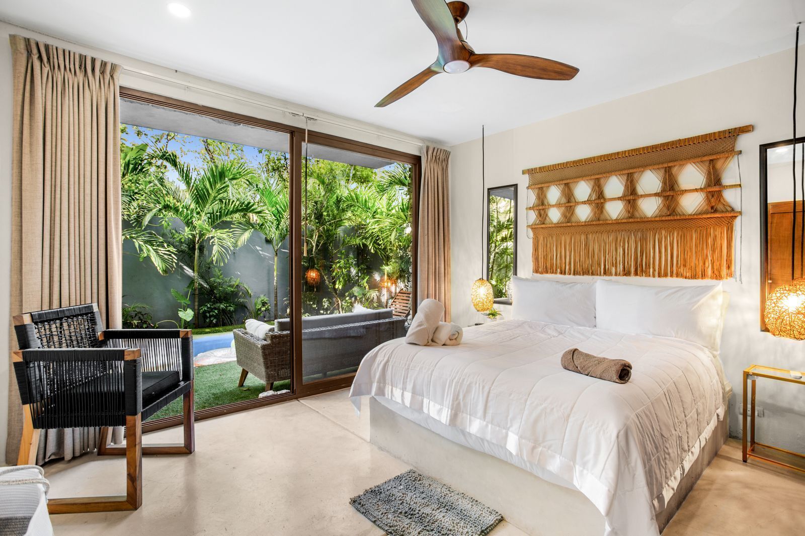 6 bedrooms, iron/ironing board, WiFi, bed sheets