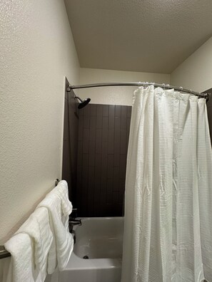 Dusche, Handtücher, Seife, Shampoo