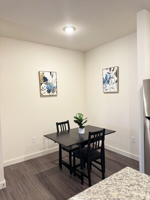 Dining - Peaceful Getaway in North Austin. Luxury, peaceful, quiet, clean, and spacious. (Austin)