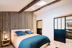 1 slaapkamer, een strijkplank/strijkijzer, wifi, beddengoed