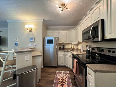 Perfect 2BR Condo in Downtown Auburn! 2 min walk to campus + 2 Parking Passes!!