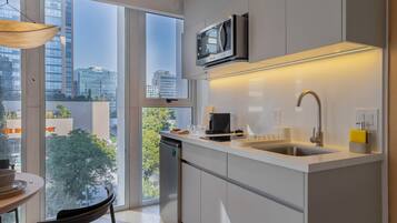 Luxury Apartment, Balcony, City View | Private kitchen