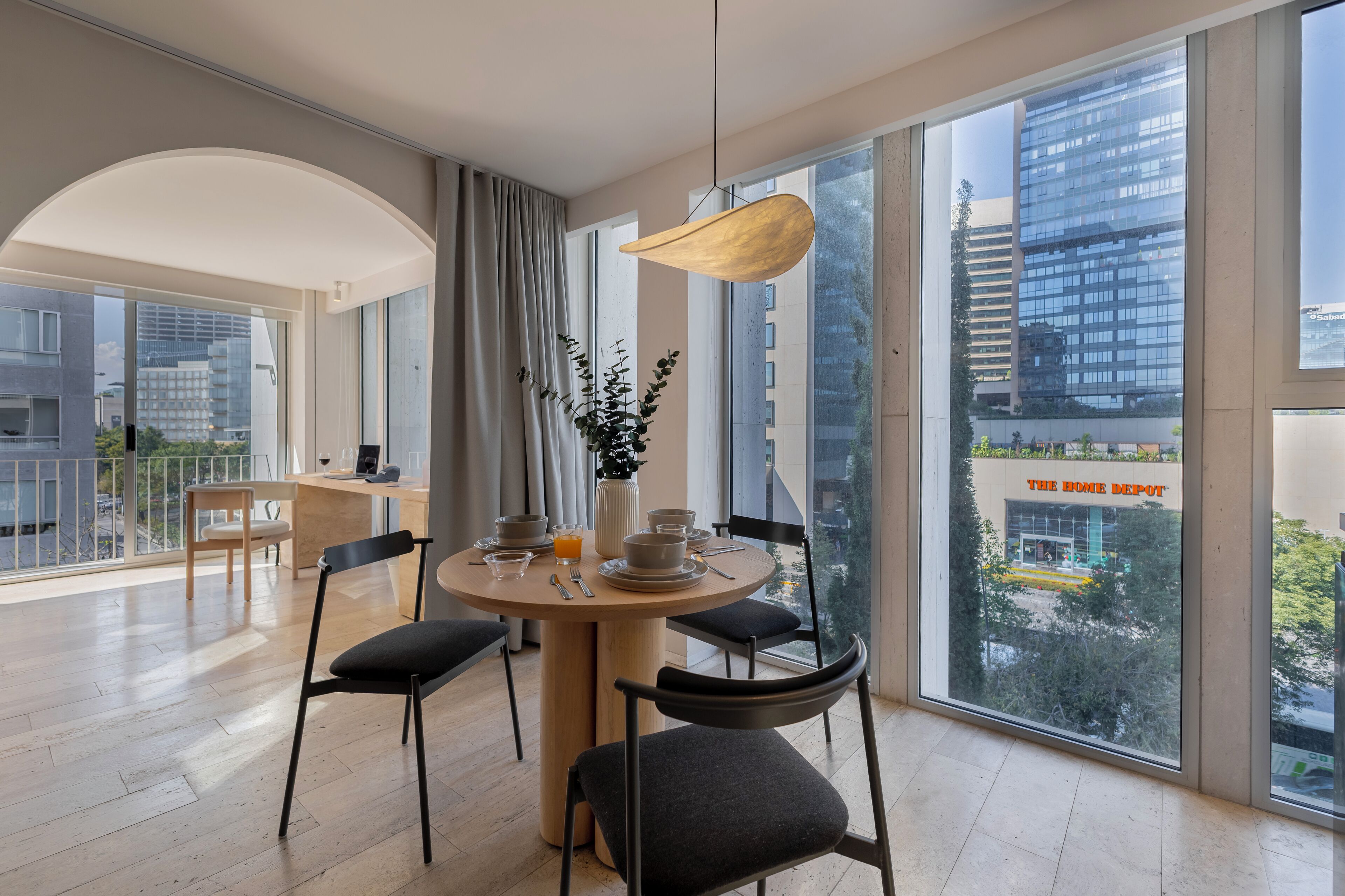 Apartament de luxe, balcó, vistes a la ciutat | Menjador