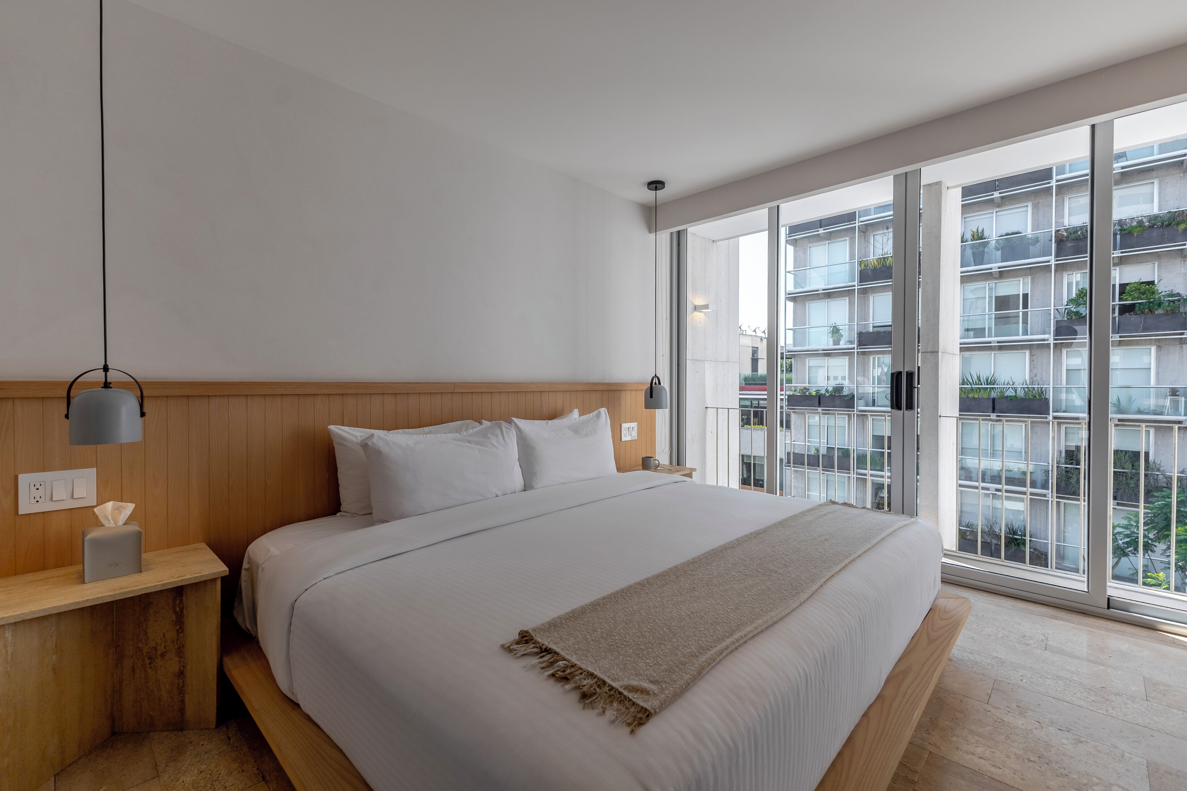 Departamento Confort, balcón, vista a la ciudad | Ropa de cama de alta calidad y caja de seguridad en la habitación 