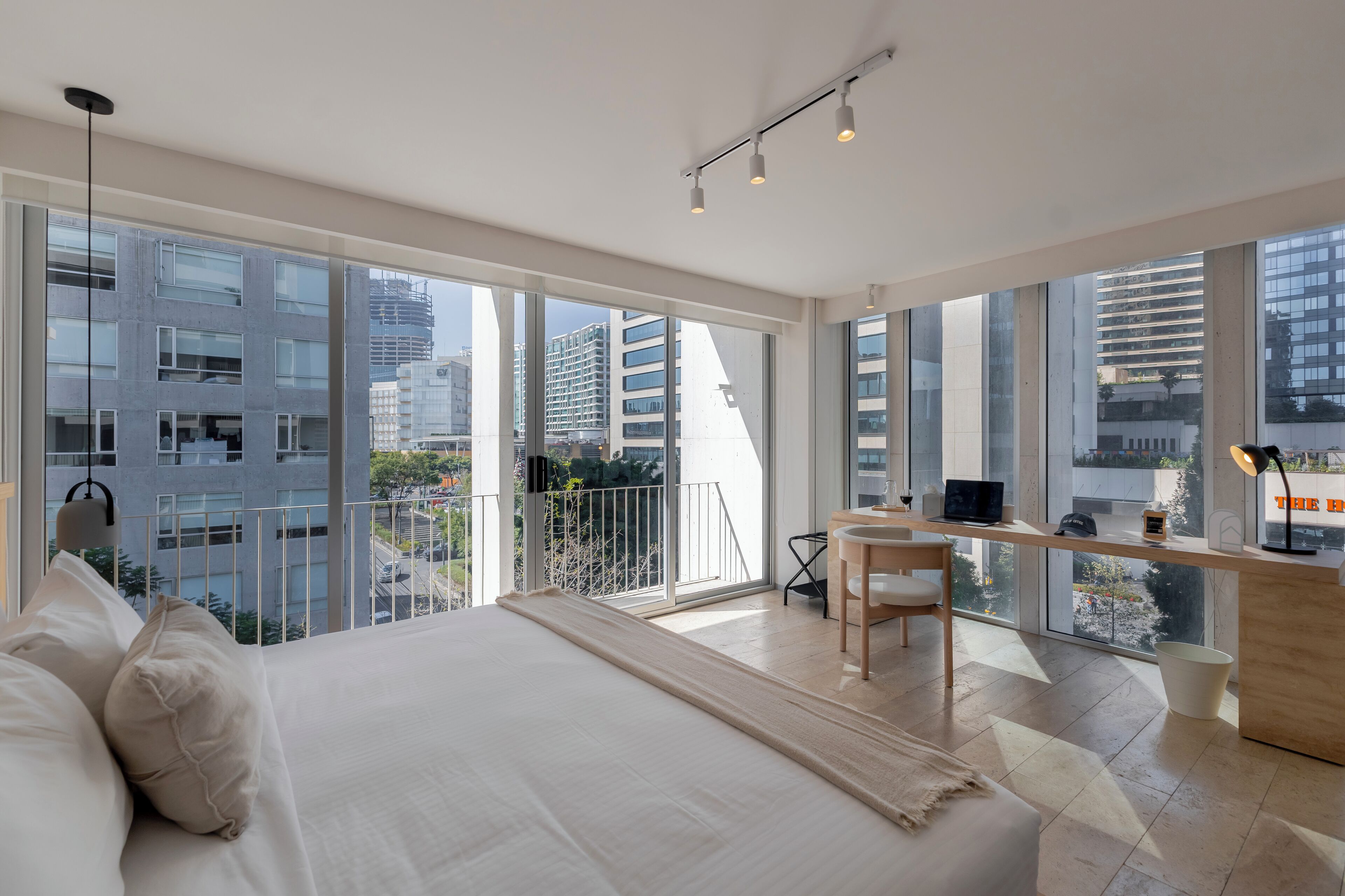 Apartament de luxe, balcó, vistes a la ciutat | Roba de llit d&#x27;alta qualitat, caixa forta a l&#x27;habitació i escriptori 