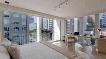 Departamento de lujo, balcón, vista a la ciudad | Ropa de cama de alta calidad y caja de seguridad en la habitación