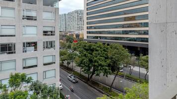 Un edificio de gran altura con varios pisos, ventanas amplias y balcones.