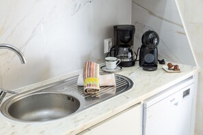 A kitchen with a sink, a coffee maker, and a kettle. - Bella Vista - Junto Praia (Alcobaça)