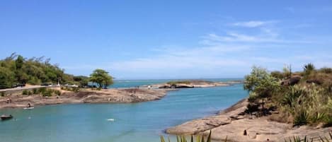 Playa en los alrededores y sombrillas