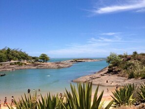 Nær stranden og parasoller