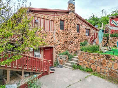 Rock & Roll Room- Perfect for a Couple ready to paint the town in Medicine Park