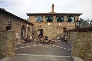 Outdoor dining - Villa in Monticchiello with 7 bedrooms sleeps 14 (Monticchiello)