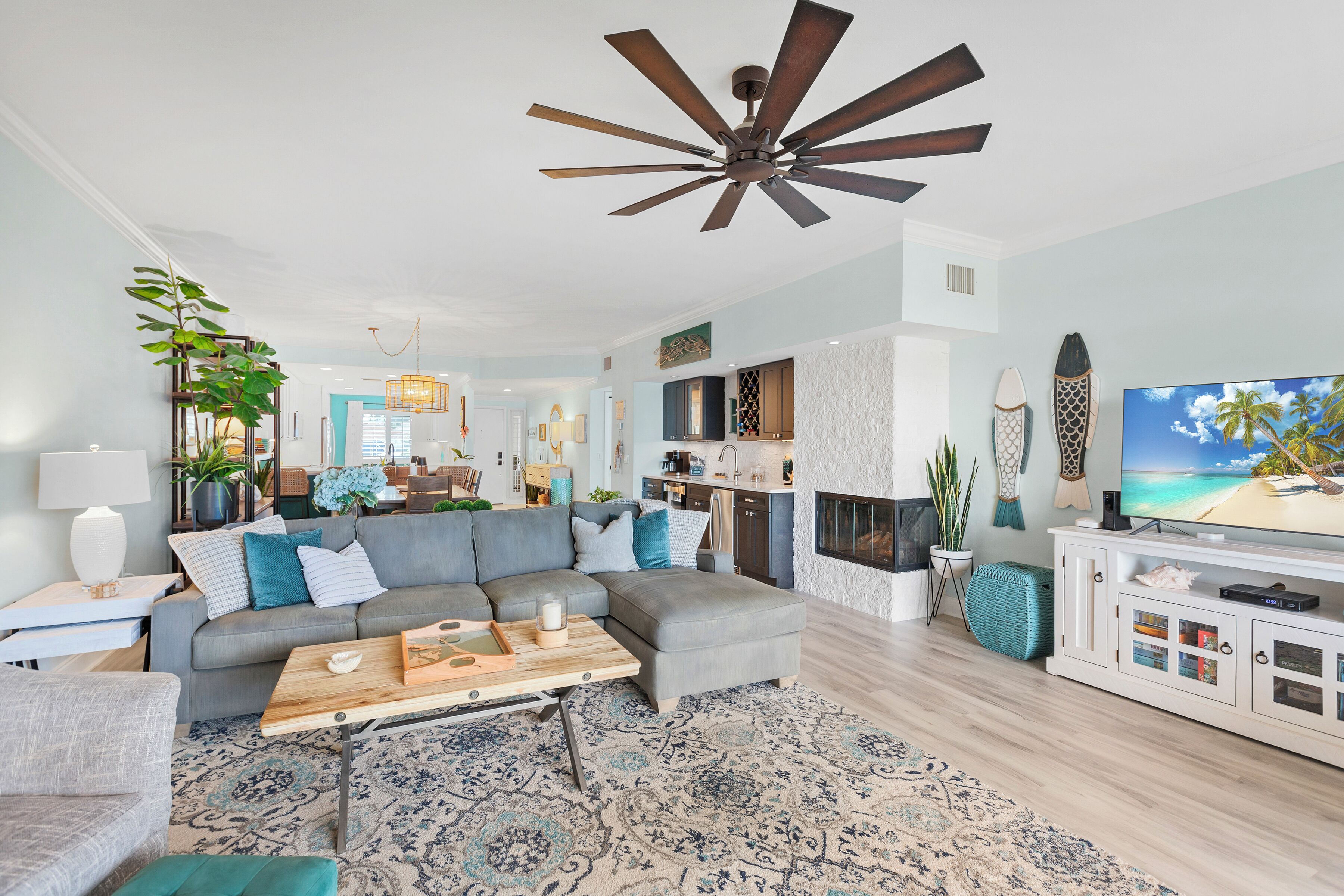 3 bedroom Luxurious Waterfront Condo & Community Amenities