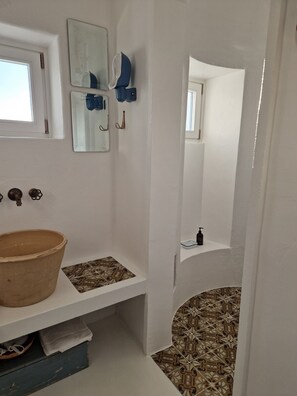 Douche, sĂšche-cheveux, bidet, serviettes fournies