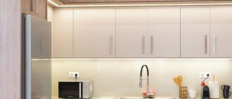 Kühlschrank, Mikrowelle, Ofen, Herdplatte