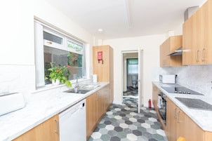 Superior House, 3 Bedrooms | Private kitchen | Stovetop, electric kettle